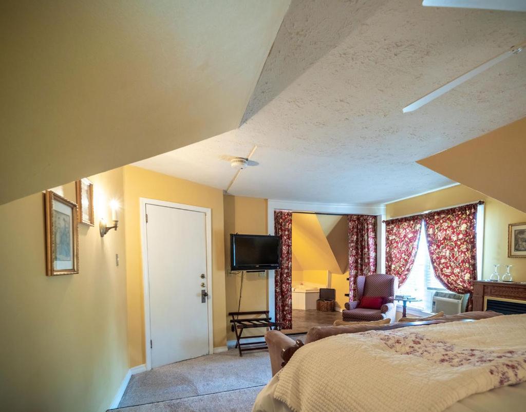 5 Ojo Inn Bed And Breakfast Eureka Springs Exterior photo